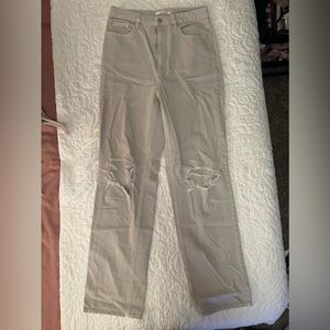 Pacsun 90’s boyfriend jeans, rips in knees